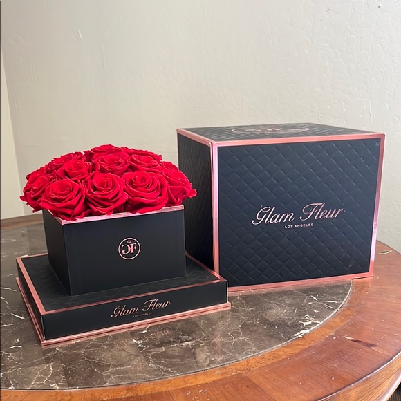 Glam Fleur Red Roses in Black Box - Picture 1 of 7